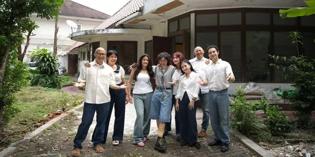 10 Potret Rumah Masa Kecil Omara Esteghlal, Mau Dirubuhkan - Sempatkan Foto Keluarga Buat Kenangan