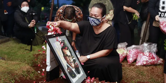 10 Potret Suasana Pemakaman Koes Hendratmo, Dipenuhi Duka dan Tangis dari Pihak Keluarga