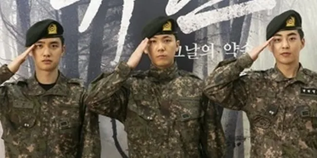 10 Potret Tampan Xiumin, D.O. EXO, dan Lee Hong Ki Saat Hadiri Kampanye Peringatan 70 Tahun Perang Korea