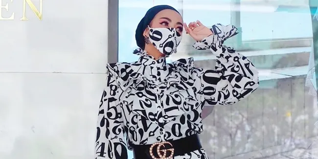 6 Potret OOTD Bella Shofie Pakai Hijab Turban Saat ke Mall, Serba Hitam Putih