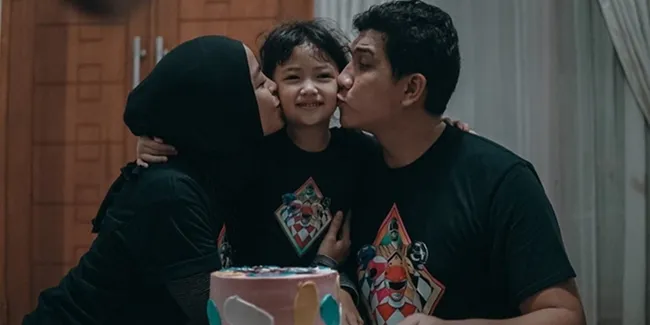 6 Potret Sederhana Perayaan Ulang Tahun ke-5 Anak Tantri Kotak, Hangat Dikelilingi Orang Terdekat