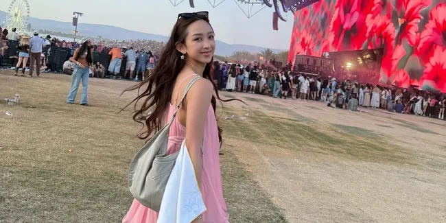 7 Gaya Dita Karang Nonton Coachella, Cantik dan Manis Pakai Dua Outfit Berbeda