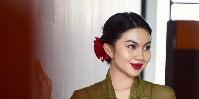 7 Pesona Ariel Tatum Cantik Pakai Batik, Aura Tradisional Tapi Tetap Kekinian