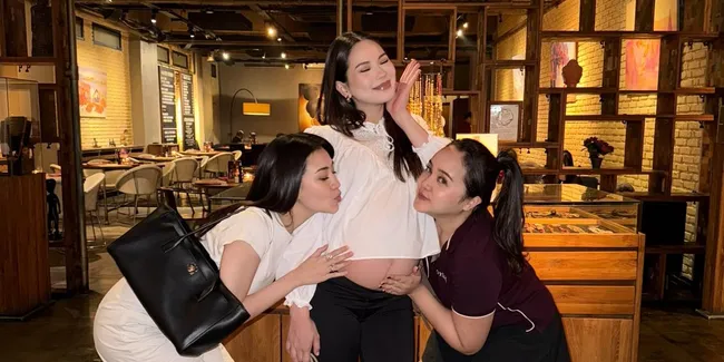 7 Potret Aaliyah Massaid Hangout Bareng Alyssa Daguise, Ungkap Gak Sabar Kehadiran Baby S