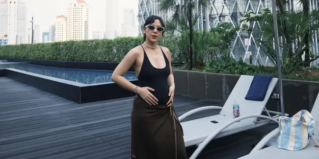 7 Potret Adinda Thomas Tampil Natural Saat Berenang, Jadi Weekly Ritual Bumil