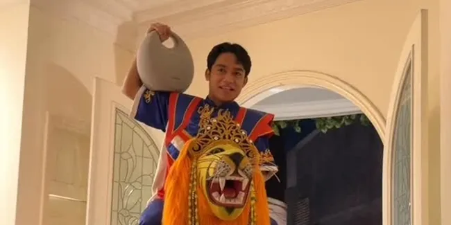 7 Potret Aksi Betrand Peto Bangunkan Sahur Ruben Onsu, Pakai Sisingaan