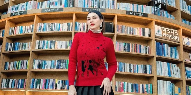 7 Potret Alessia Cestaro Photoshoot di Starfield Library Korea, Tampil Stylish dan Percaya Diri