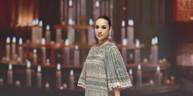 7 Potret Anya Geraldine Jadi Model di Acara Fashion Show Ivan Gunawan