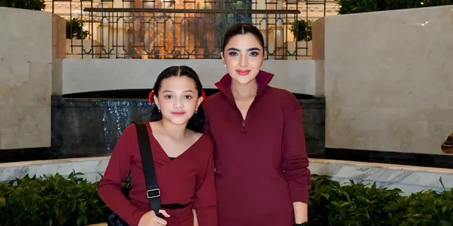 7 Potret Arsy Hermansyah Dapat Arisan Langsung Traktir Makan Para ART, Semua Happy