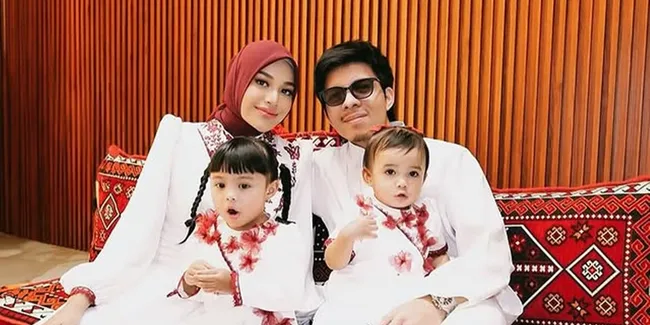 7 Potret Atha Halilintar Jadi Model Makeup Anak-anaknya, Wajah Belepotan Lipstik