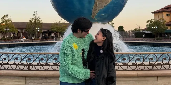 7 Potret Babymoon Shenina Cinnamon ke Jepang, Naik Kursi Roda di Disneyland