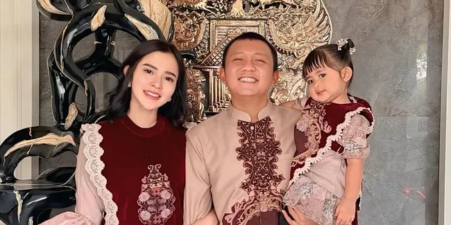 7 Potret Bella Bonita Bagikan Daging Kurban di Ngawi, Turun Langsung ke Jalan
