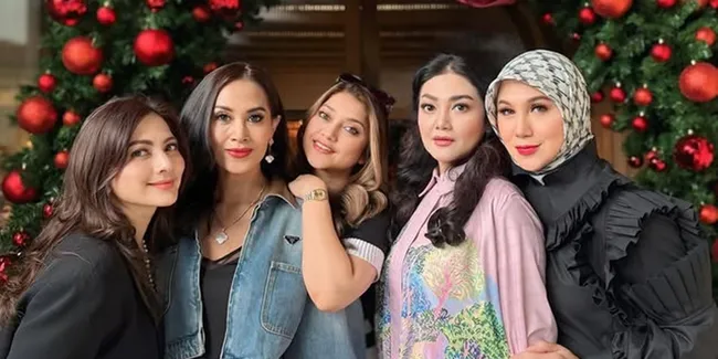 7 Potret Bella Saphira Kumpul Bareng Teman-teman Seleb Senior, Ada Cut Keke - Sarah Azhari