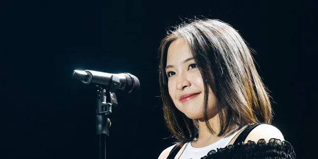 7 Potret Bernadya Potong Rambut Pendek, Auranya Makin Cantik dan Manis 