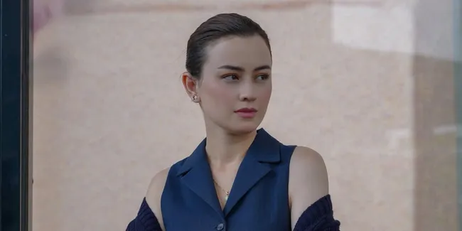 7 Potret Cantik Kimberly Ryder di Tepi Danau China, Kedinginan 'Ingin Dipeluk'