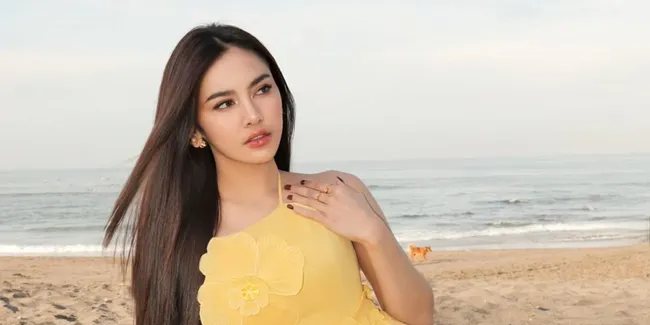 7 Potret Cantik Mahalini di Pantai dengan Dress Kuning Cerah Sambil Pose Estetik