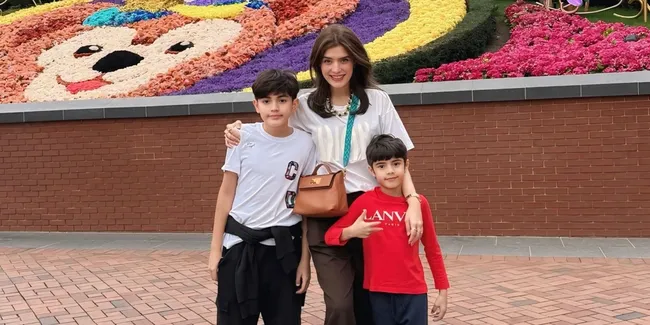 7 Potret Carissa Putri Liburan ke Hongkong Bareng Dua Anaknya, Visualnya Bikin Terpesona