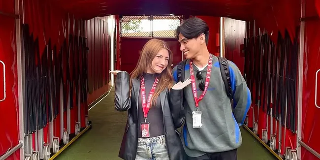 7 Potret Cassandra Lee dan Ryuken Lie Kunjungi Stadion Old Trafford, Tampil Memukau