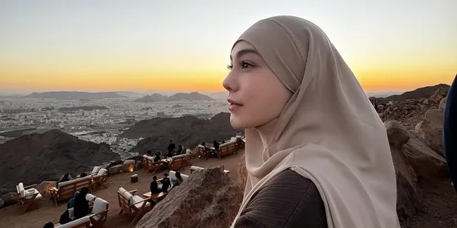 7 Potret Celine Evangelista Berkuda Pakai Abaya, Tampil Anggun dan Memukau