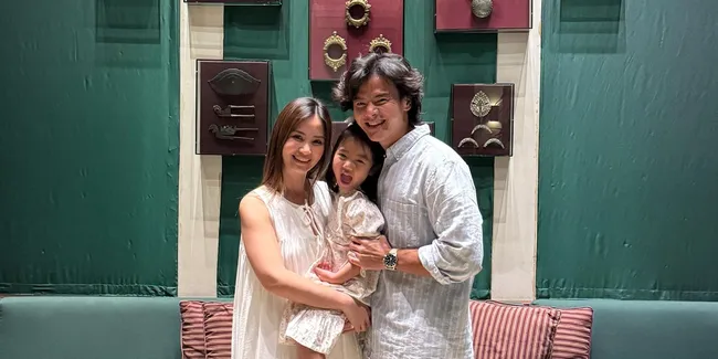 7 Potret Dapur Dion Wiyoko yang Mengusung Konsep Minimalis, Bersih dan Homey Banget