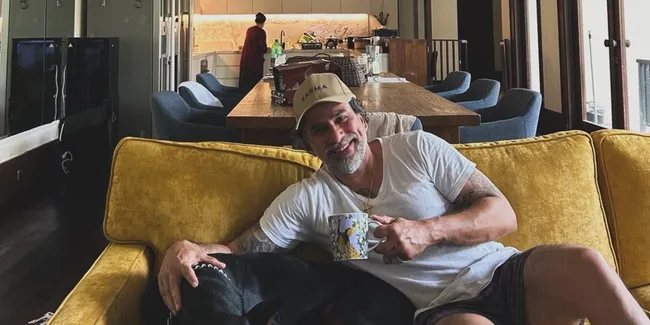 7 Potret Dapur Jeremy Thomas yang Modern Minimalis, Homey - Bikin Betah Masak