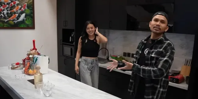 7 Potret Dapur Wendy Walters yang Berkonsep Elegan Modern, Didominasi Warna Hitam