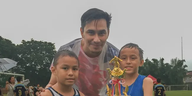 7 Potret Darius Sinathrya Ikut Trend Foto 2016, Posting Foto Anak-anak yang Masih Kecil