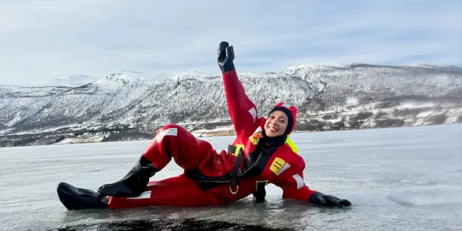 7 Potret Dea Ananda Liburan ke Tromso Norwegia, Berenang di Laut Arctic yang Beku