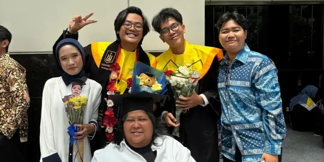 7 Potret Echo Anak Angkat Suti Karno Wisuda, Bangga Buah Hati Raih Sarjana