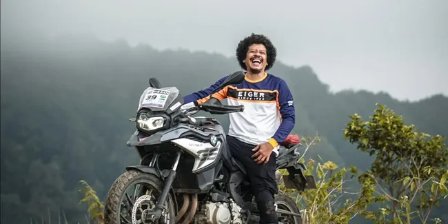 8 Potret Eddy Brokoli Gunduli Rambut Kribonya Buat Donasi, Disebut Jadi Mirip Pak Muh