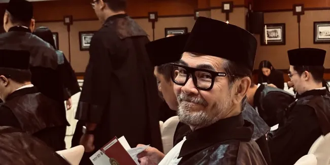 7 Potret Ferry Salim Jalani Sumpah Advokat, Ingin Bermanfaat Bagi Banyak Orang