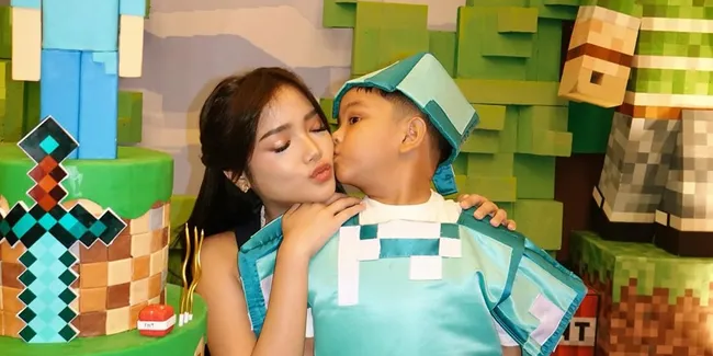 7 Potret Gemas Gala Datangi Fuji ke Kamar Sambil Senyum-Senyum, Berakhir Minta Peluk dan Tiduran Manja