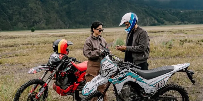 7 Potret Glenca Chysara dan Suami Mesra di Gunung Bromo, Naik Motor Trail Berdua