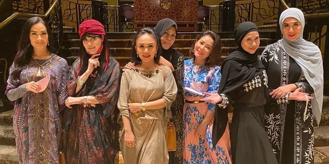 7 Potret Iis Dahlia Buka Puasa Bersama Sejumlah Rekan Artis, 'Geng Mama Hits' yang Kompak Abis!