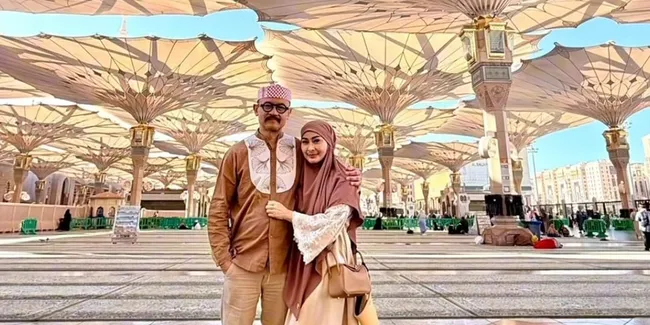7 Potret Iis Dahlia Umrah Jelang Ramadan, Tampil Harmonis Bersama Suami