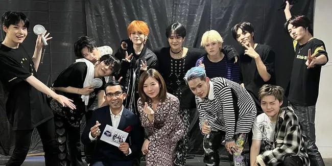 7 Potret Indra Herlambang Beli Merchandise TREASURE sebagai Kado Ultahnya Sendiri, Happy Banget