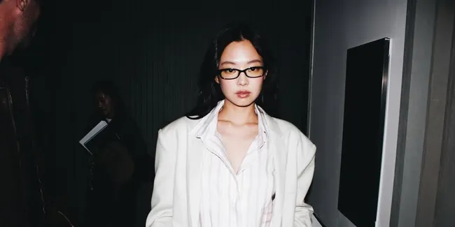 7 Potret Jennie BLACKPINK di Paris Fashion Week, Tampil Pakai Setelan Jaring-Jaring