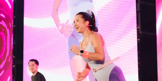 "7 Potret Jennifer Bachdim Jadi Coach di Acara Olahraga, Keluarga yang Ikut Jadi Peserta