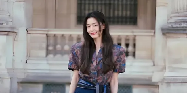 7 Potret Jun Ji Hyun Stunning di Louis Vuitton Fall/Winter 2026 Show di PFW