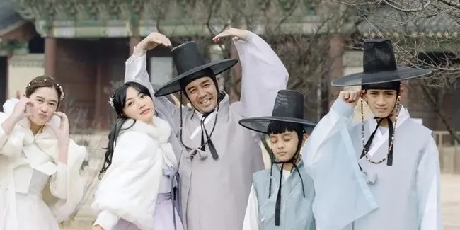 7 Potret Keluarga Seleb Pakai Hanbok saat Liburan ke Korea, Vibes Drakor-nya Banget