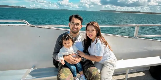 7 Potret Kiky Saputri Liburan ke Australia, Asyik Naik Kapal dan Main di Pantai