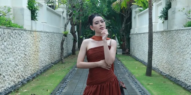 7 Potret Laura Theux Dapat Surprise Ultah di Lokasi Syuting, Dibikin Badmood - Kru Ngamuk