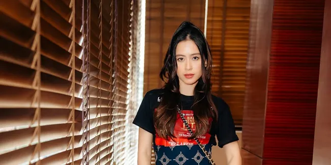 7 Potret Laura Theux Resmi Wisuda S1 di Usia 29 Tahun, Raih Gelar Cumlaude