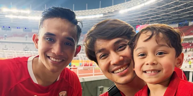 7 Potret Levian Anak Rizky Billar Nonton Timnas Sepak Bola, Digendong Beckham Putra