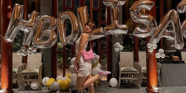 7 Potret Lisa BLACKPINK Rayakan Ultah ke-29, Tampil Memukau - Pancarkan Aura Bahagia