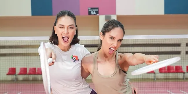 7 Potret Luna Maya dan Cinta Laura Latihan Badminton Bareng, Perkenalkan Nama Timnya 'LUCINTALUNA'