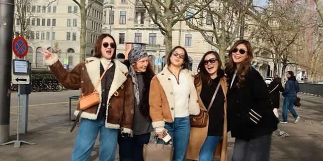7 Potret Luna Maya dan Jennifer Bachdim Liburan ke Swiss, Ajak Serta Sang Mama