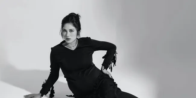 7 Potret Maternity Shoot Terbaru Ochi Rosdiana, Didoakan Sehat hingga Melahirkan 