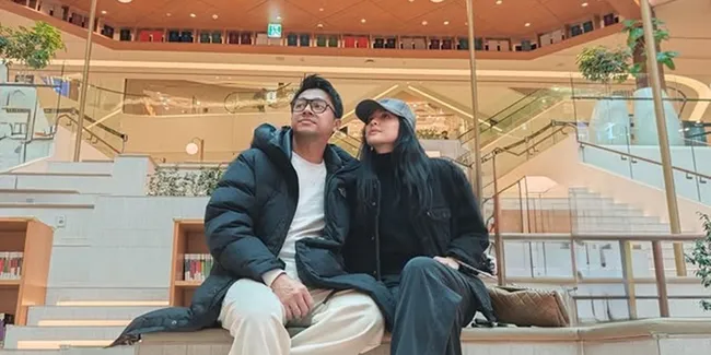 7 Potret Mikha Tambayong dan Deva Mahenra Rayakan Anniversary ke Korea Selatan