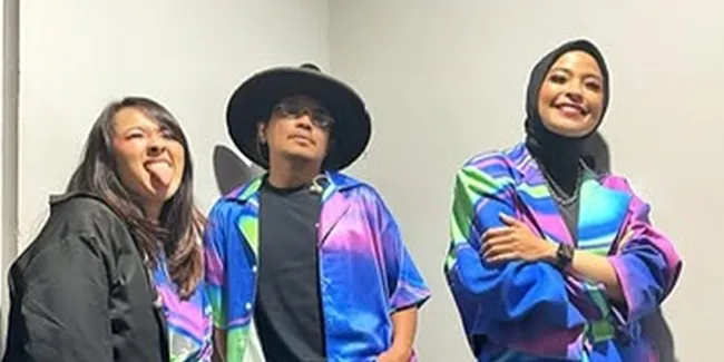 7 Potret Momen Lucu Tantri Kotak dan Chua Beli Cilok Abang-abang, Girang Banget